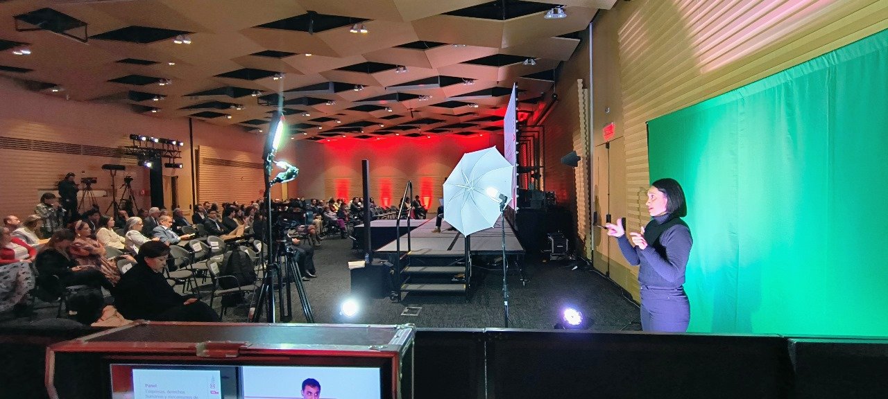 Pantalla LED y chroma key para producción de streaming en conferencia